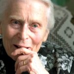 Foto von Zeitzeugin Joanna Penson im Interview für den Dokumentarfilm