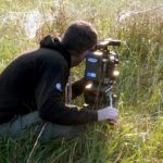 Die Wiese: Bild eines Fotografen in einer Wiese mit hohen Gräsern