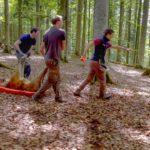 Festmahl der Tiere: Bild mehrerer Personen im Wald mit einem Tierkadaver