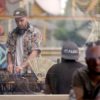 Filmstill aus „Sex und Party mit Abstand? Hoffnung auf der Hamburger Reeperbahn”: DJ bei der Arbeit (© NDR / background-tv / Martin Kaeswurm)