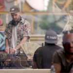 Filmstill aus „Sex und Party mit Abstand? Hoffnung auf der Hamburger Reeperbahn”: DJ bei der Arbeit (© NDR / background-tv / Martin Kaeswurm)
