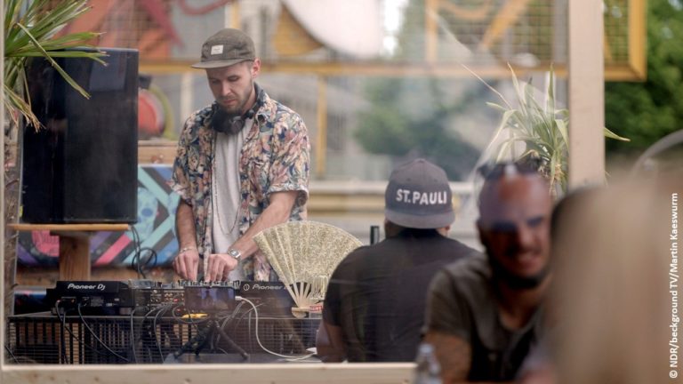 Filmstill aus „Sex und Party mit Abstand? Hoffnung auf der Hamburger Reeperbahn”: DJ bei der Arbeit (© NDR / background-tv / Martin Kaeswurm)