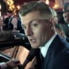 Dokumentarfilm Kroos: Bild eines Mannes im Anzug umgeben von Fotografen
