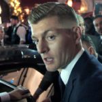 Dokumentarfilm Kroos: Bild eines Mannes im Anzug umgeben von Fotografen
