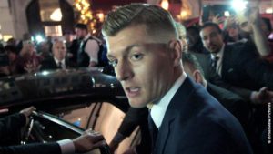 Dokumentarfilm "Kroos": Bild von Kroos im Anzug umgeben von Fotografen (©Broadview Pictures)