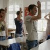 Bild mehrerer Personen in einem Klassenzimmer