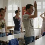 Bild mehrerer Personen in einem Klassenzimmer