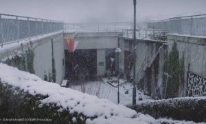 Lovparade - Die Verhandlung: Die Gedenkstätte für die Toten und Verletzten der Loveparade 2010 in Duisburg im Schnee.