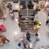 Filmstill aus „Wir haben genug – Wirtschaft ohne Wachstum”: Supermarkt von oben