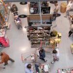 Filmstill aus „Wir haben genug – Wirtschaft ohne Wachstum”: Supermarkt von oben