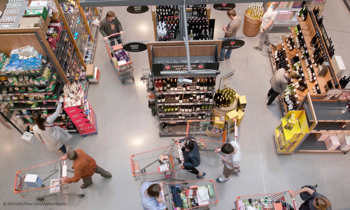 Filmstill aus „Wir haben genug – Wirtschaft ohne Wachstum”: Supermarkt von oben