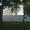 Mauer in Park mit Blick auf Gefängnis Stammheim (c) SWR/Filmakademie BW/Nikolai Huber