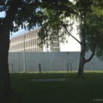 Mauer in Park mit Blick auf Gefängnis Stammheim (c) SWR/Filmakademie BW/Nikolai Huber