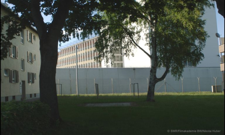 Mauer in Park mit Blick auf Gefängnis Stammheim (c) SWR/Filmakademie BW/Nikolai Huber