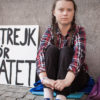 Greta Thunberg sitzt während ihres Schulstreiks vor einem Gebäude. (Foto: B-Reel Films)
