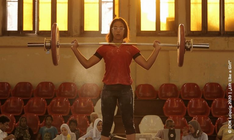 Filmstill Lift Like A Girl - abgebildet ist ein Mädchen beim Gewichtheben