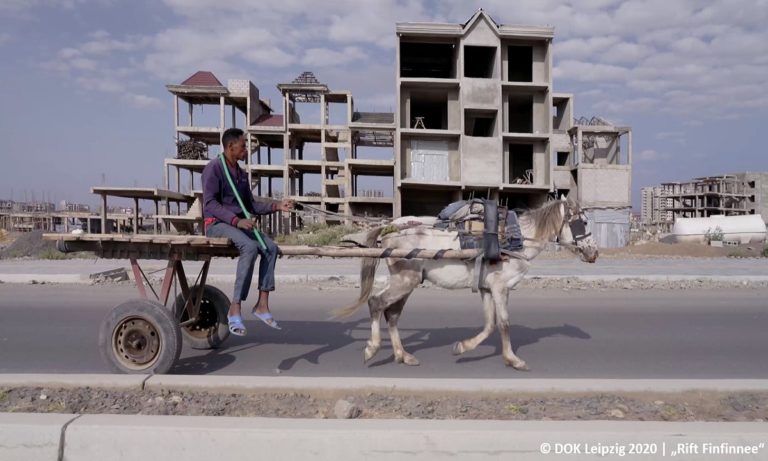 Filmstill "Rift Finfinnee", abgebildet ist ein Eselkarren (Foto: DOK Leipzig/"Rift Finfinnee")