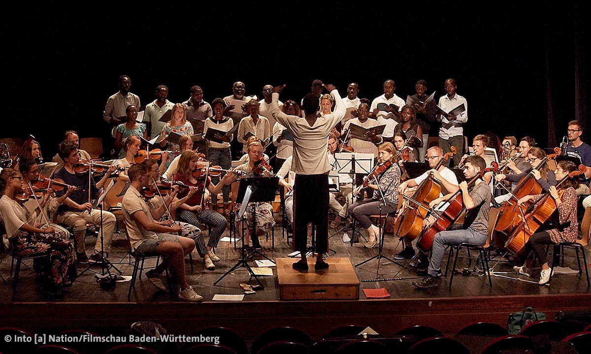 Filmstill aus "Into [a] Nation": Orchester bei einem Konzert (Foto: Hanna Hocker/Filmschau Baden-Württemberg)