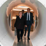 „Ökozid“: Angela Merkel, gespielt von Martina Eitner-Acheampong, muss vor Gericht (Foto: Julia Terjung/zero one film/rbb)