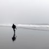 Ein Mann rennt am Strand entlang. Filmstill aus 