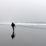 Ein Mann rennt am Strand entlang. Filmstill aus