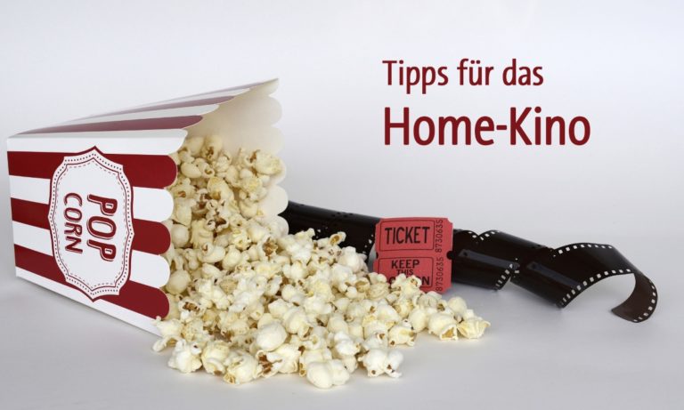 Umgefallene Popcorntüte. Schriftzug "Tipps für das Homekino"