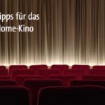 Leerer Kinosaal mit Blick auf die Leinwand. Schriftzug