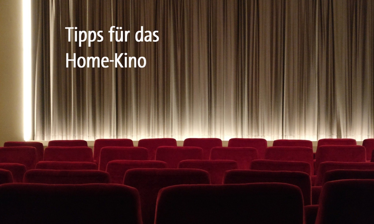 Leerer Kinosaal mit Blick auf die Leinwand. Schriftzug "Tipps für das Homekino"