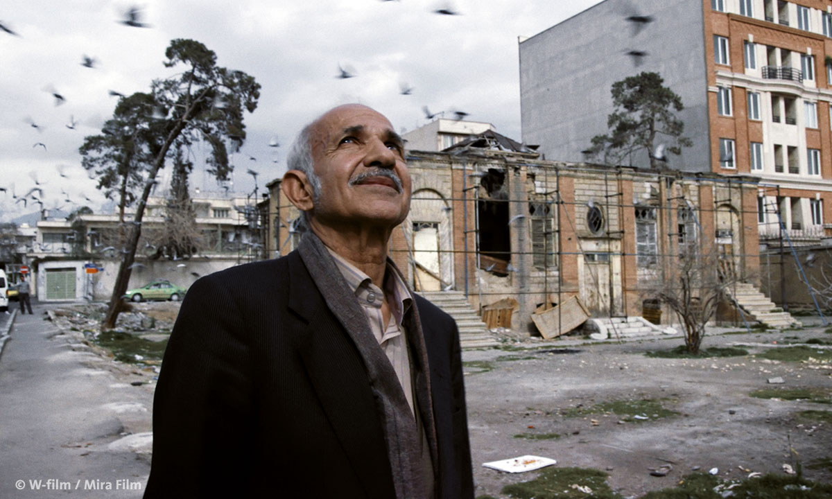 Filmstill aus „Der nackte König – 18 Fragmente über Revolution“, zu sehen ist ein älterer iranischer Mann (Foto: W-Film/Mira Film)