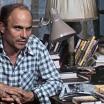 Filmstill aus „Der nackte König – 18 Fragmente über Revolution“, zu sehen ist Autor Ryszard Kapuscinski (Foto: W-Film/Mira Film)