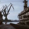 Filmstill aus „Der nackte König – 18 Fragmente über Revolution“, zu sehen ist eine Industrieanlage am Wasser(Foto: W-Film/Mira Film)