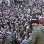 Filmstill aus „Der nackte König – 18 Fragmente über Revolution“, zu sehen ist eine Demonstration (Foto: W-Film/Mira Film)