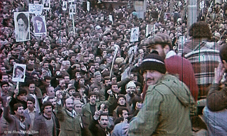 Filmstill aus „Der nackte König – 18 Fragmente über Revolution“, zu sehen ist eine Demonstration (Foto: W-Film/Mira Film)