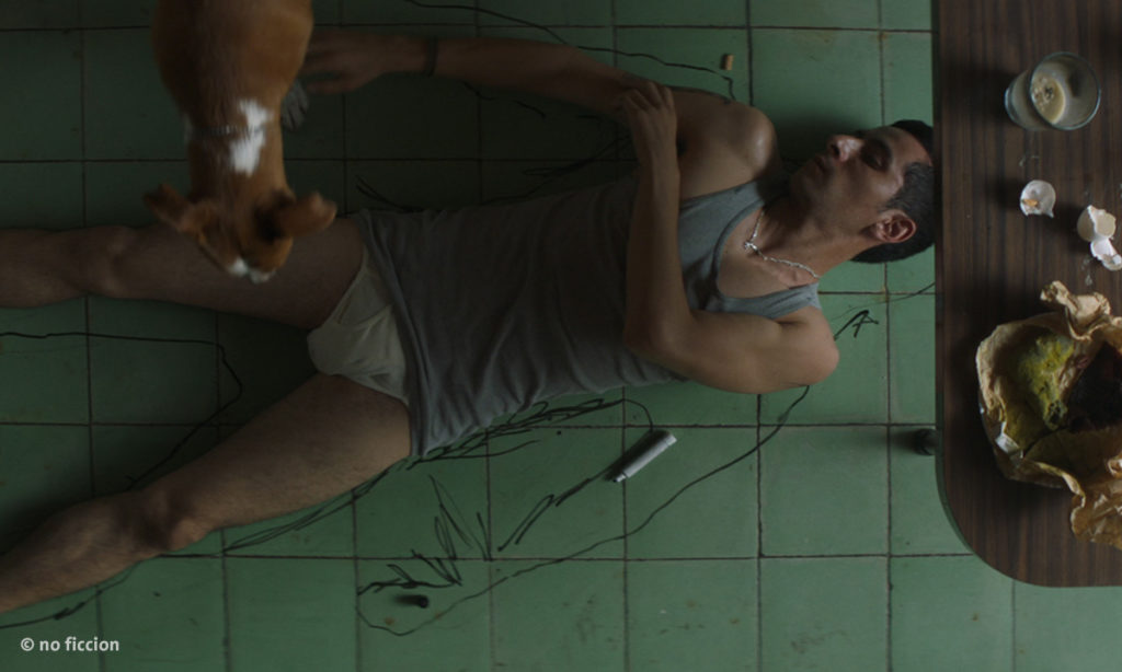 Filmstill aus „Una Película de Policías“ von Alonso Ruizpalacio, ein Mann liegt halbnackt regungslos auf dem Boden (Foto: no ficcion)