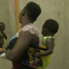 Sexarbeiterin aus Burkina Faso mit ihrem Kind in 