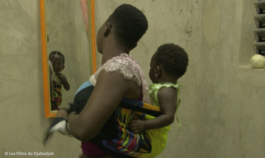 Sexarbeiterin aus Burkina Faso mit ihrem Kind in "Garderie Noctune" Berlinale-Doku 2021 von Moumouni Sanou