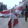 „Courage“ von Aliaksei Paluyan: Frau in Belarus auf Demonstration für Freiheit (Foto: Living Pictures Production)