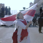 „Courage“ von Aliaksei Paluyan: Frau in Belarus auf Demonstration für Freiheit (Foto: Living Pictures Production)
