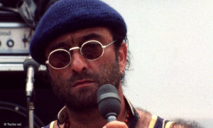 Berlinale 2021 Special: Filmstill Per Lucio - Lucio Dalla bei einem Auftritt (© Teche RAI)