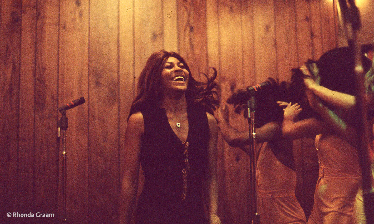 Berlinale2021 Special: Filmstill TINA – die junge Tina Turner beim Auftritt (© Rhonda Graam)