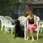 Plastikstuhl Monobloc mit Frau in Doku