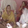 Pakistanische Frauen bereiten den Frauenmarsch vor