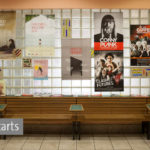 Plakat zu den Kinostarts. Wand mit Filmplakaten