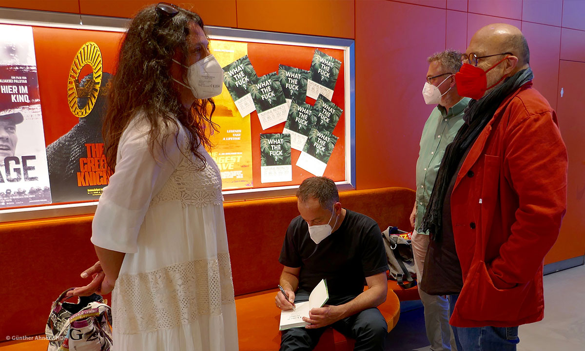 Signieren und Sprechen nach der DOK Premiere Stuttgart mit Doku Heimat Natur