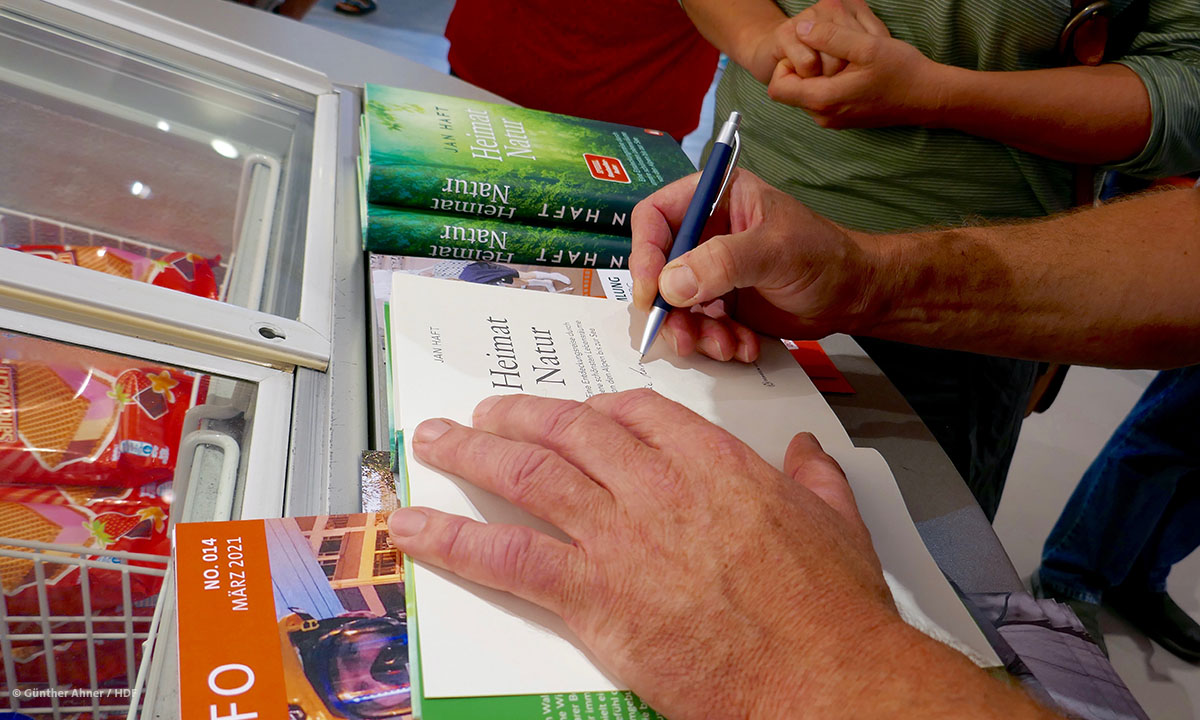 Jan Haft signiert sein Buch "Heimat Natur" bei der DOK Premiere in Stuttgart