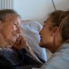 Mitfühlende Pflegerin und Seniorin in Dokumentarfilm Mitgefühl von Louise Detlefsen