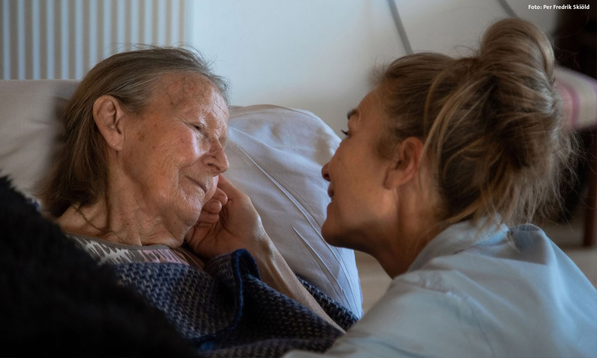 Mitfühlende Pflegerin und Seniorin in Dokumentarfilm Mitgefühl von Louise Detlefsen