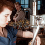 Frau bei der Fabrikarbeit