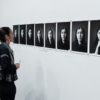 Künstlerin Shirin Neshat vor Fotowand.