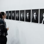 Künstlerin Shirin Neshat vor Fotowand.